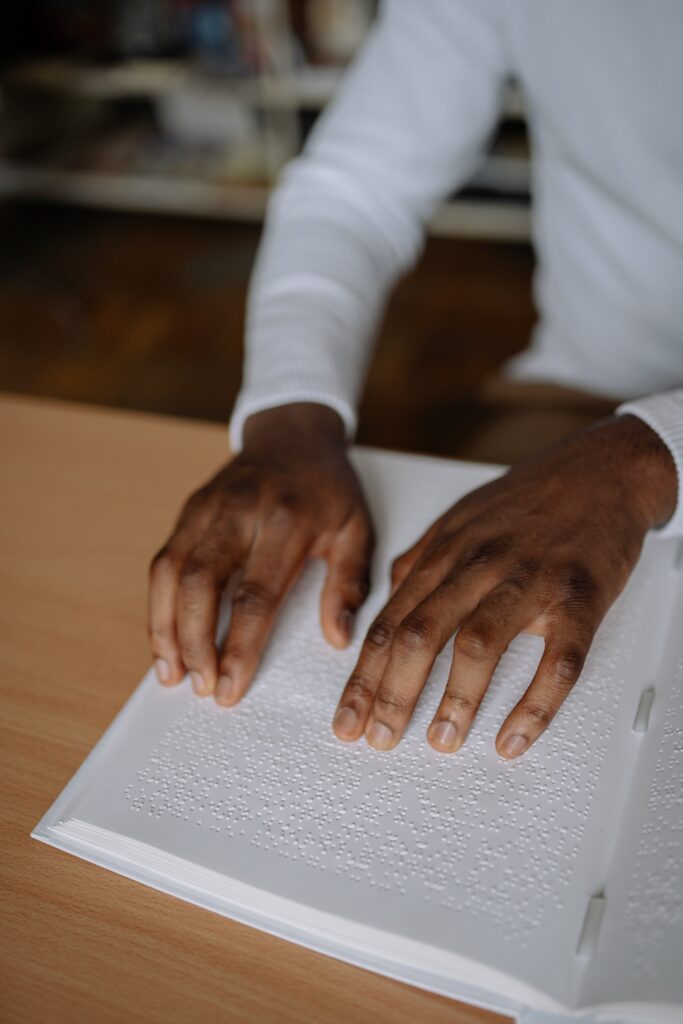 Person liest Braille